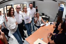 Verónica Martínez García y Lorena Safa Serrato acudieron ante el Comité Distrital del IEC para formalizar su registro por el Distrito 09.