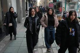 Mujeres que no llevan el pañuelo legalmente requerido caminan por una acera en la calle Enqelab-e-Eslami (Revolución Islámica) en el centro de Teherán, Irán, el domingo 25 de enero de 2026.