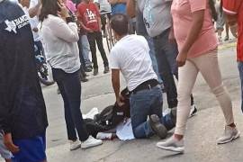 El joven que asesinó el pasado lunes a la candidata de Morena a la Alcaldía de Celaya, se acercó a ella como si fuera a saludarla en el inicio de su campaña, pero sacó una pistola y la mató