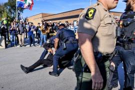 Agentes detienen a personas que participan en una protesta contra el Servicio de Control de Inmigración y Aduanas (ICE) cerca de Chicago, en Broadview, Illinois.
