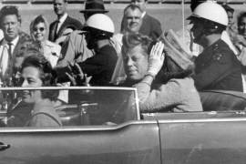 El presidente John F. Kennedy saluda desde su automóvil en una caravana, acompañado de la primera dama Jacqueline Kennedy. El FBI descubrió 2.400 archivos nuevos vinculados con el asesinato de JFK.