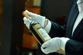 Subastan la botella de whisky más cara del mundo