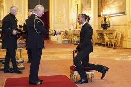 Lewis Hamilton fue nombrado caballero por el Príncipe Carlos en el Castillo de Windsor en Inglaterra.