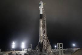 El cohete Falcon 9 con el satélite EarthCARE de la Agencia Espacial Europea (ESA) en el Complejo de Lanzamiento Espacial 4 (SLC-4) de la base de la Fuerza Espacial Vandenberg, en Santa Barbara, California.