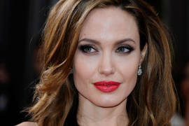 Angelina Jolie se borra tatuajes relacionados con Brad Pitt