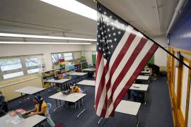 Una bandera estadounidense pende sobre un salón de clases en la escuela primaria Newlon en Denver, Colorado. Escuelas de Estados Unidos temen a las deportaciones masivas que Trump prometió.