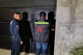 Inspectores municipales colocaron sellos de clausura en una quinta de Torreón luego de detectar consumo de alcohol entre menores de edad.