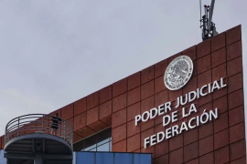 Plantea como ejes la reducción de 10% en estructuras orgánicas, el control de plazas vacantes y la limitación de remuneraciones.