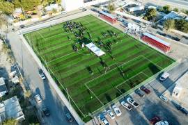 Autoridades municipales supervisaron la rehabilitación del campo deportivo en la colonia Ampliación Miguel Hidalgo.
