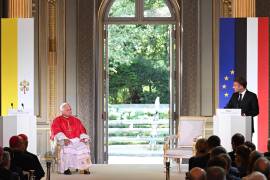 El papa León XIV (izq.) y el presidente francés Emmanuel Macron (der.) durante la reunión con las autoridades, la sociedad civil y el cuerpo diplomático en el Palacio del Elíseo, en París.