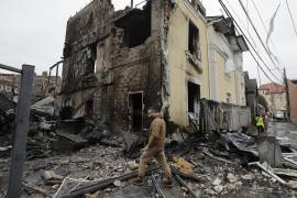 Un residente inspeccionan los daños en el lugar de un ataque ruso contra un edificio privado en Kiev, Ucrania, el 27 de diciembre de 2025.