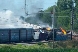 Por descarrilamiento de tren, evacúan viviendas en Indiana