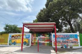 Autoridades ministeriales mantienen las diligencias para esclarecer cómo ocurrió el accidente dentro del jardín de niños.