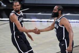 Los Brooklyn Nets, con Kevin Durant (izquierda) y James Harden al frente, son los favoritos para ganar el anillo de la NBA de la temporada 2021-22. EFE/EPA/Justin Lane