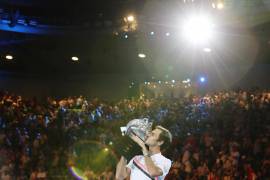 Roger Federer de Suiza besa su trofeo después de ganar la final masculina contra Marin Cilic de Croacia en el torneo de tenis Australian Open Grand Slam en Melbourne, Australia, el 28 de enero de 2018.