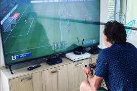 Ricardo La Volpe pasa su tiempo libre jugando FIFA 20