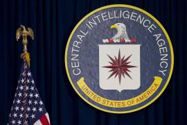 Esta fotografía de archivo del 13 de abril de 2016 muestra el logotipo de la Agencia Central de Inteligencia en la sede de la CIA en Langley, Virginia. La CIA dice que creará un grupo de trabajo de alto nivel sobre China como parte de un amplio esfuerzo del gobierno de EU para frenar su influencia. AP/Carolyn Kaster