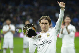 Luka Modric ofrece el Balón de Oro a la afición del Bernabéu