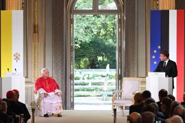 El papa León XIV (izq.) y el presidente francés Emmanuel Macron (der.) durante la reunión con las autoridades, la sociedad civil y el cuerpo diplomático en el Palacio del Elíseo, en París.