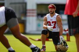 Nick Bosa volverá a quedar fuera de acción con los 49ers, ahora por una lesión en la pantorrilla sufrida durante una práctica.