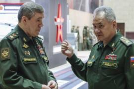 El ministro ruso de Defensa, Sergei Shoigu (i) y el jefe del Estado Mayor del ejército ruso, Valery Gerasimov, antes de una reunión con el presidente de Rusia, Vladímir Putin, en Moscú, Rusia.