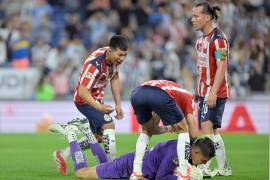 Jugadores de Guadalajara reaccionan ante la atajada de Rangel que permitió al rebaño Sagrado la victoria ante los Rayados del Monterrey.