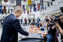 El líder del Partido por la Libertad (PVV), Geert Wilders (i), emite su voto en las elecciones al Parlamento Europeo, en el ayuntamiento de La Haya, Países Bajos.
