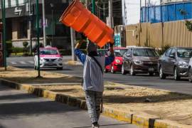 El oficio de los franeleros continúa vigente en al menos cuatro alcaldías de la capital, gracias a presuntos sobornos a elementos de seguridad.