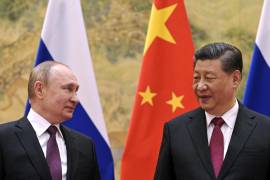 El presidente chino, Xi Jinping, a la derecha, y el presidente ruso, Vladimir Putin, conversan durante su reunión en Beijing, China, el 4 de febrero de 2022.