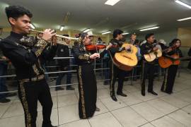 Aunque el Día del Agrónomo es este 22 de febrero, la UAAAN adelantó los festejos para este viernes; durante la celebración, estudiantes de la UAAAN entonaron “Las mañanitas” acompañados de mariachi y música sierreña.