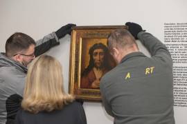 Dos personas sacan el cuadro Ecce Homo para devolvérselo a Polonia, en el Museo de Pontevedra en España el 25 de enero de 2023.