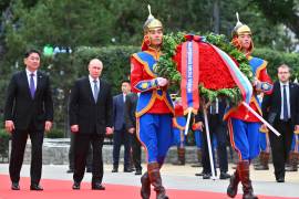 El presidente ruso, Vladimir Putin y el presidente mongol, Ukhnaagiin Khurelsukh, asisten a una ceremonia para depositar flores en la estatua del Héroe de la Unión Soviética, el mariscal G.K. Zhukov, en Ulaanbaatar.