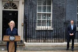 La nueva Primera Ministra de Gran Bretaña, Liz Truss, observada por su esposo Hugh O’Leary, habla en Downing Street, Londres, Gran Bretaña.