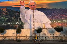 Un anuncio publicitario muestra una imagen del Papa León XIV, antes de su próxima visita al Líbano, en una carretera de Beirut