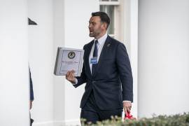 Jack Posobiec, uno de los varios activistas conservadores a quienes la administración Trump proporcionó carpetas con material de la investigación de Jeffery Epstein, con la carpeta afuera de la Casa Blanca.