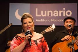 La compositora y cantante de origen colombiano platicó a través de una charla que a los 14 años fue víctima de su padre, quien ya falleció hace años.