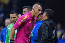 Nahuel Guzmán se encaró con los árbitros luego de haber recibido la roja en el duelo ante el América.