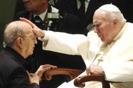 El papa Juan Pablo II da su bendición al padre Marcial Maciel, fundador de los Legionarios de Cristo, durante una audiencia en el Vaticano, el 30 de noviembre de 2004.