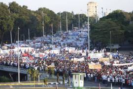 Miles de personas abarrotaron las calles de Cuba para la conmemoración del Día del Trabajo.