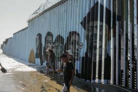 Plasman a deportados en el muro fronterizo en las playas de Tijuana