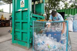 Un trabajador tailandés carga desechos de botellas de plástico para prensarlos para producir trajes de EPP en el templo Wat Chak Daeng en la provincia de Samut Prakan, Tailandia. EFE/EPA/Rungroj Yongrit