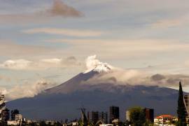 El gobernador de la entidad Sergio Salomón indicó que el volcán Popocatépetl registró actividad constante durante la noche, incluyendo la emisión de gases, vapor y ceniza. FOTO: CUARTOSCURO..