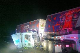 Tractocamión arrastrado tras accidente en la autopista Monterrey-Saltillo.