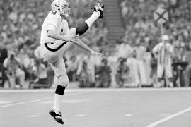 El pateador de despeje de los Oakland Raiders, Ray Guy, patea durante el Super Bowl en el Superdome de Nueva Orleans, el 25 de enero de 1981.