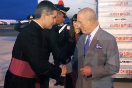El rey Carlos III de Gran Bretaña y la reina Camila (no en la imagen) son recibidos después de llegar al aeropuerto de Ciampino en Roma, en vísperas de su visita de estado al Vaticano.