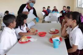El Programa de Escuelas de Tiempo Completo incluía alimentación para los alumnos.