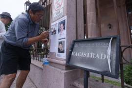 Familiares de personas desaparecidas se manifestaron este domingo afuera del Palacio de Justicia.