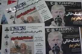 Portadas de los diarios iraníes Hamshahri y Jame-Jam con fotografías del presidente estadounidense Donald Trump que informan sobre la nueva y dura amenaza económica contra Irán, en un quiosco en Teherán.