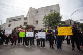 El Hospital General de México y residentes acordaron dar seguimiento a los 135 afectados por gastroenteritis, revisar el servicio de alimentos y atender posibles represalias.