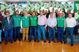 Autoridades municipales de Ramos Arizpe durante la entrega de escrituras, como parte del programa de regularización de la tenencia de la tierra con enfoque social.